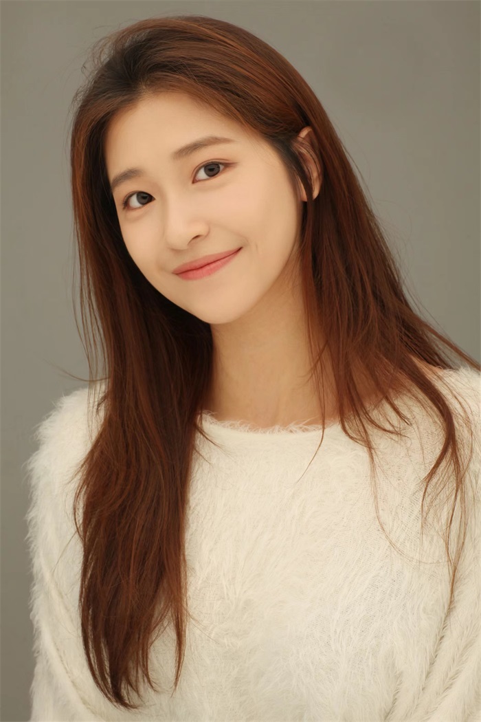 赵潼萱首支个人单曲《从前世界很可爱》全平台上线 轻盐风味女生与